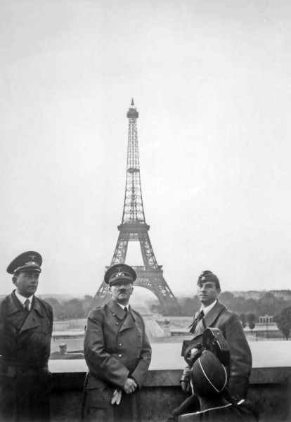 Adolf_Hitler_in_Paris_1940