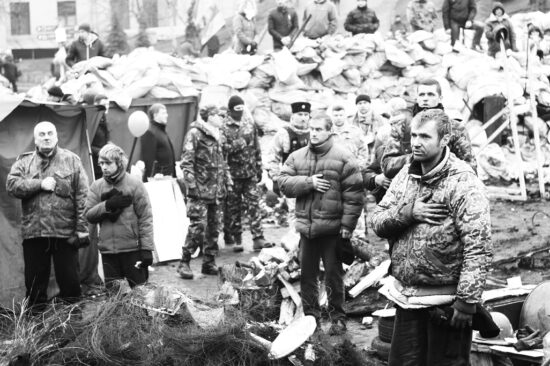 Demonstranci śpiewają hymn [fot. Viktoriia Zhuhan]