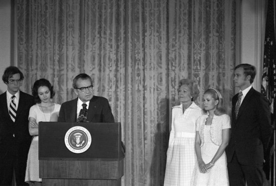 Richard Nixon żegna się z pracownikami Białego Domu, 9 sierpnia 1974 r.