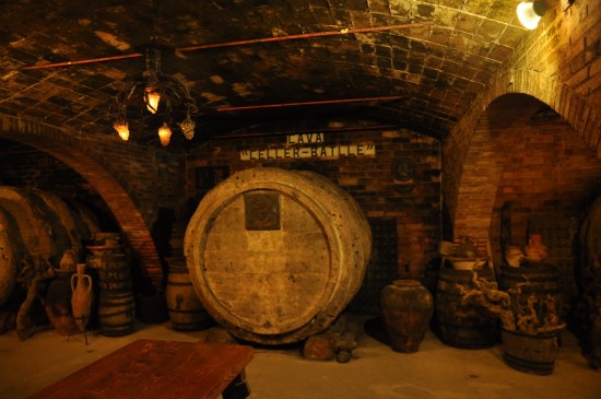 Stare beczki do wina w piwnicach producenta Gramona.