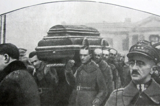 Zdjęcie z pogrzebu Gabriela Narutowicza. Wyprowadzenie trumny z Belwederu – 19 grudnia 1922