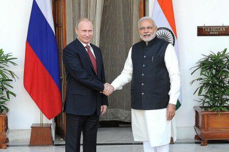 Na zdjęciu Narendra Modi i Władimir Putin podają sobie ręce w New Delhi w 2014 r. Fot. Prezydenckie Biuro Prasy i Informacji.