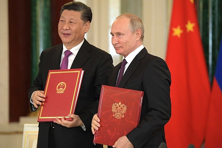 Władimir Putin owinięty w chiński jedwab