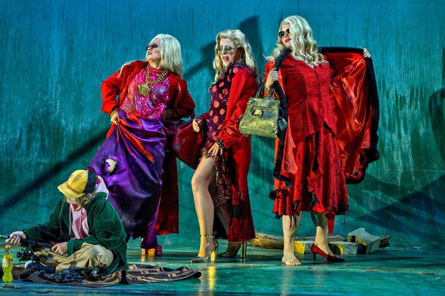 Inscenizacja jest bełkotliwa, a publiczność znudzona