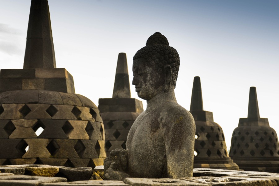 Posąg Buddy w Świątyni Borobudur, Jawa Środkowa, Indonezja.