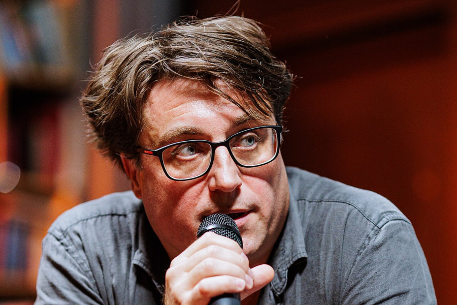 Marcin Kącki podczas spotkania autorskiego, Klub Proza, Wrocławski Dom Literatury. Fot. Rafał Komorowski, Wikimedia Commons