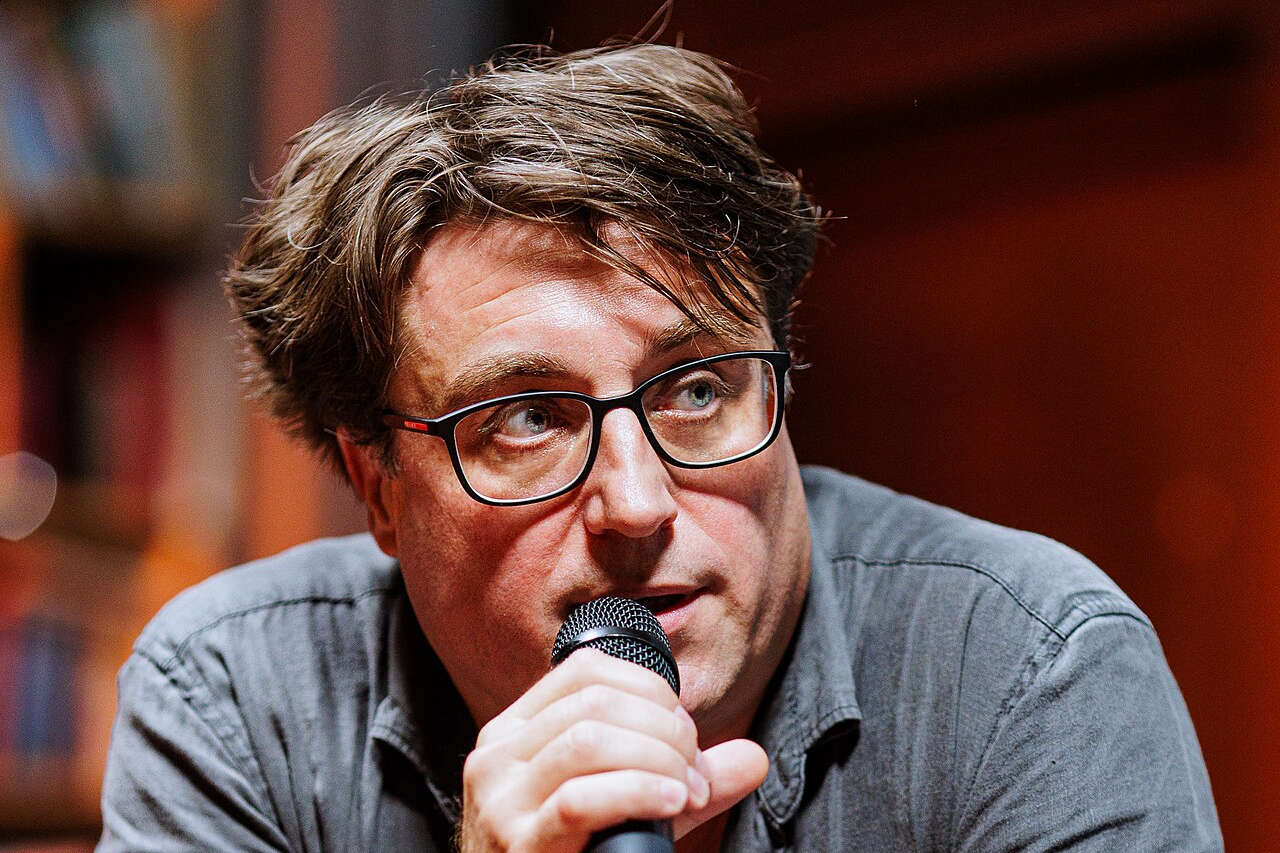 Marcin Kącki podczas spotkania autorskiego, Klub Proza, Wrocławski Dom Literatury. Fot. Rafał Komorowski, Wikimedia Commons