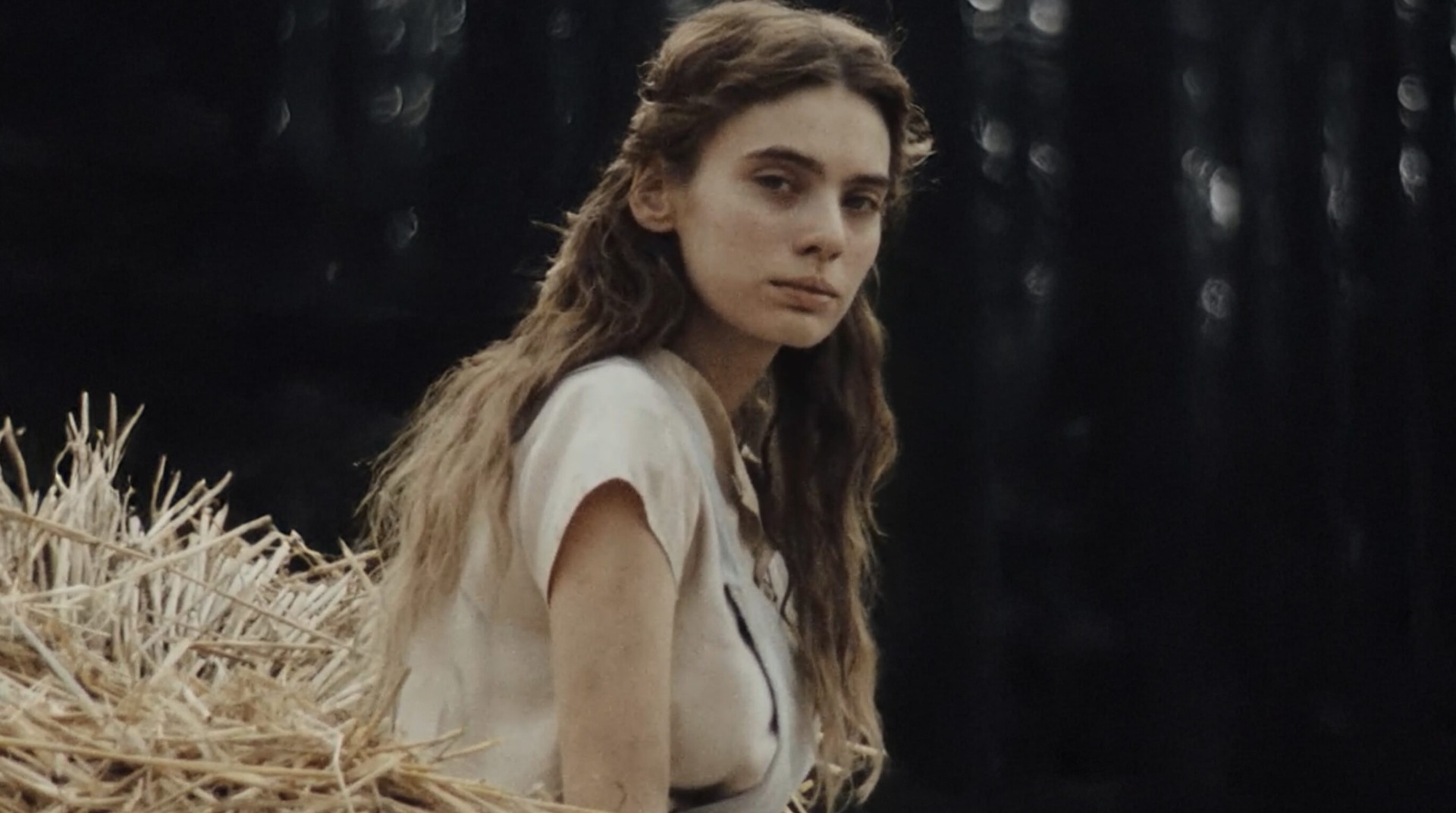 Dom dusz. Recenzja filmu „Wpatrując się w słońce” w reżyserii Maschy Schilinski