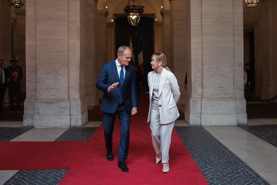 Donald Tusk nie walczy już z prawicową falą. Zaczyna ją współtworzyć