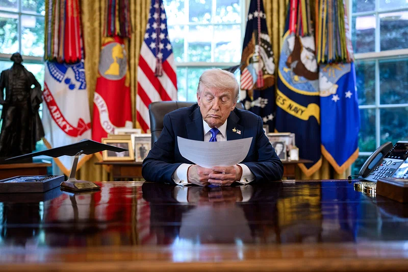 Łaska Trumpa na pstrym koniu jeździ