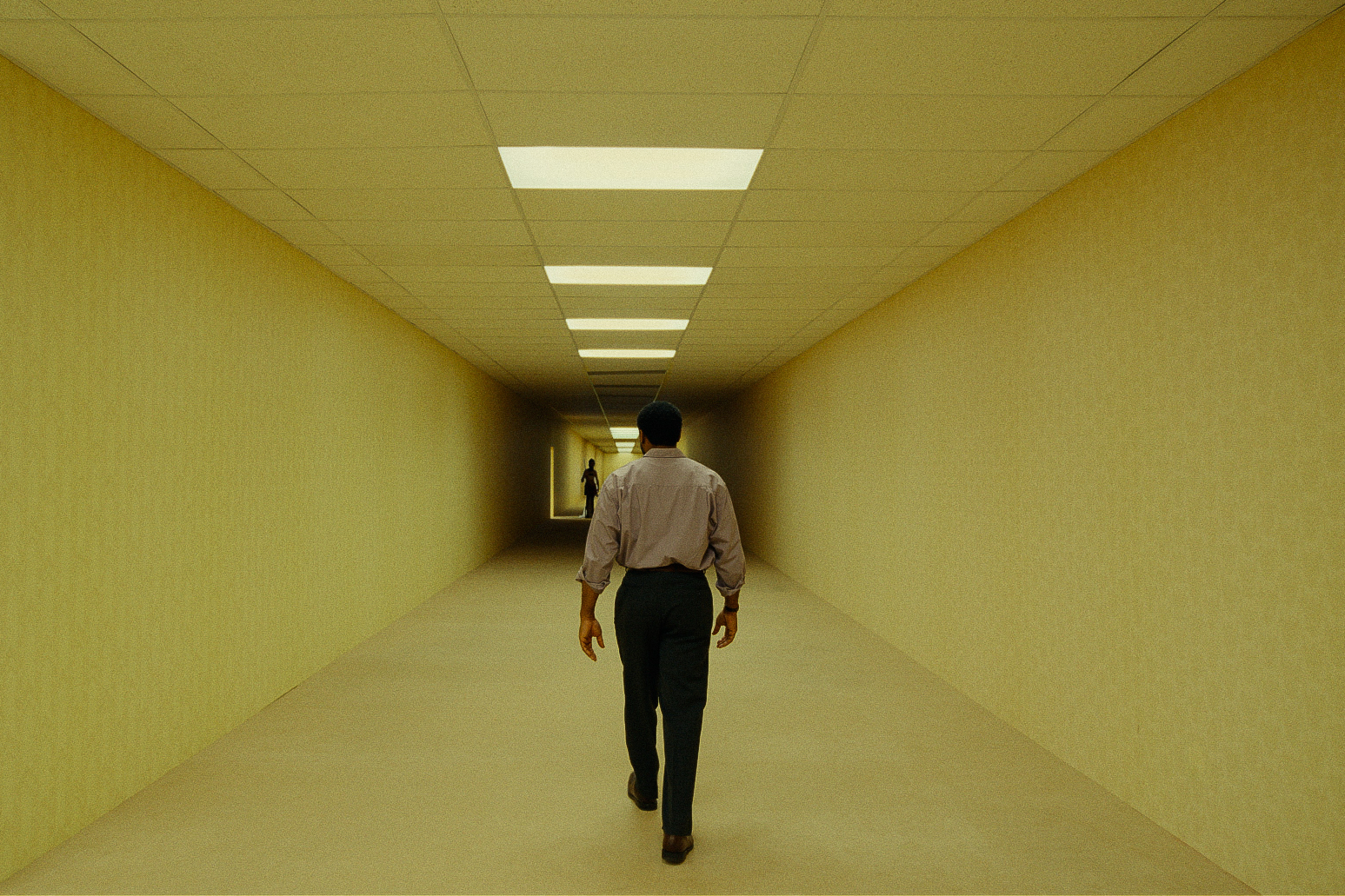 Za ścianą salonu meblowego. Recenzja filmu „Backrooms” w reżyserii Kane’a Parsonsa